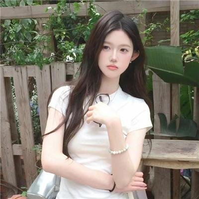 圆月映花都